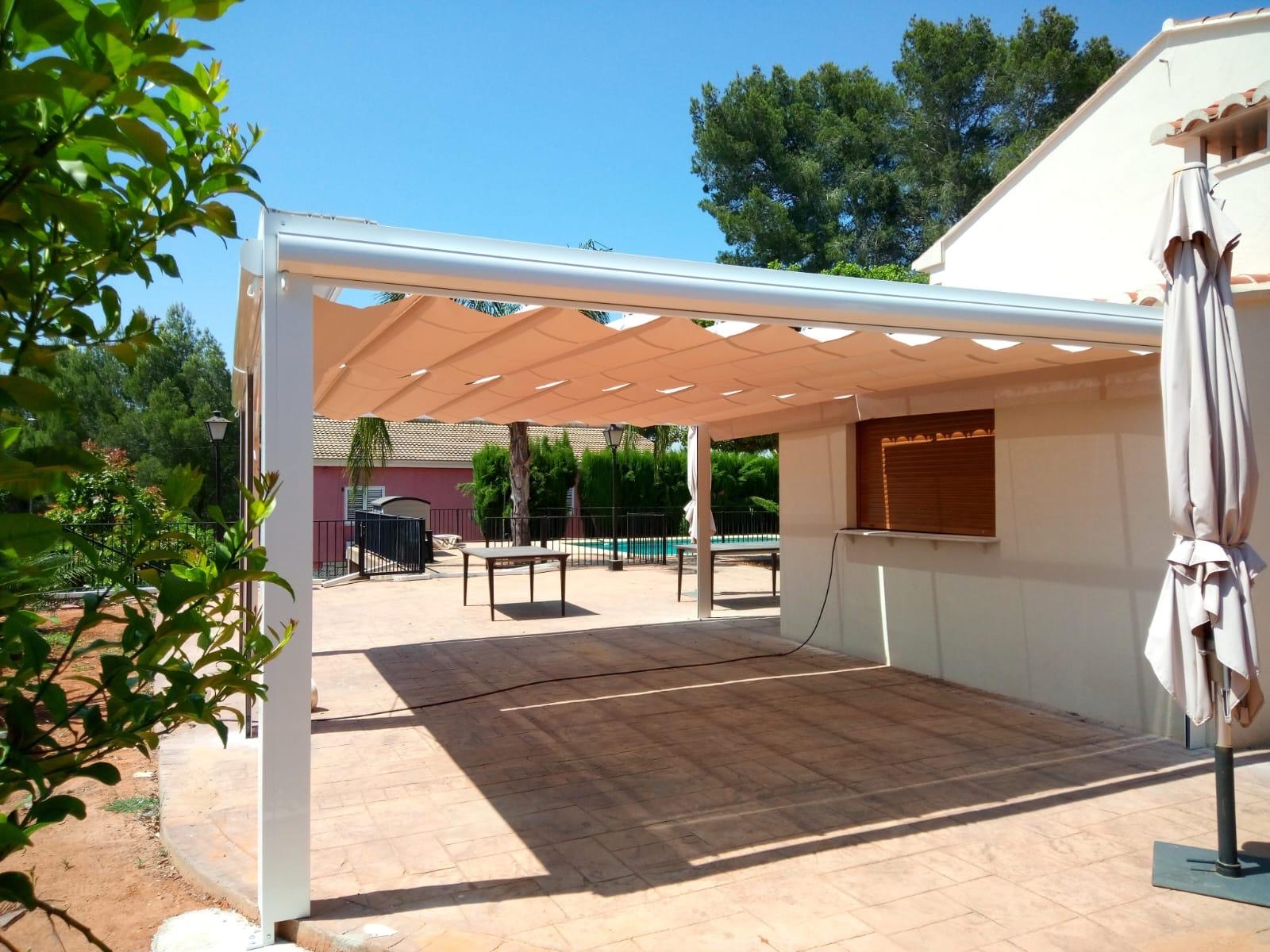 Pérgola exterior con lona