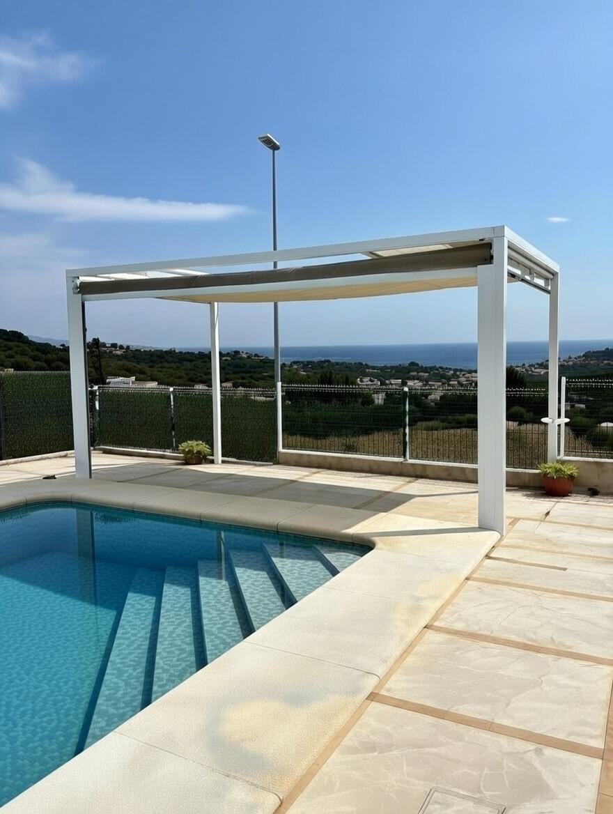 Pérgola junto a piscina