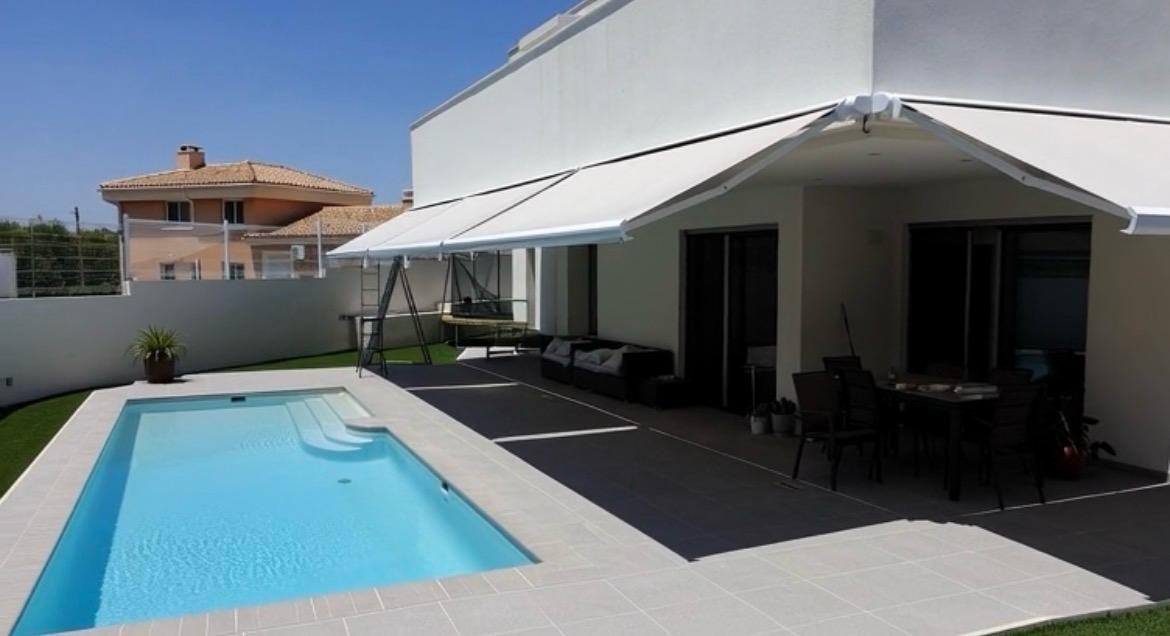 Instalación de toldos en terraza con piscina